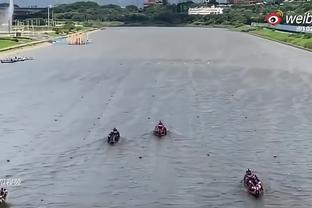 下半场开踢水球！深圳宝安主场积水严重，球滚不动球员水中混战